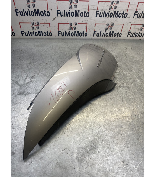 Flanc de selle Arrière Droit APRILIA SCARABEO 300 - 2007 Flanc de selle Arrière Droit APRILIA SCARABEO 300 - 2007