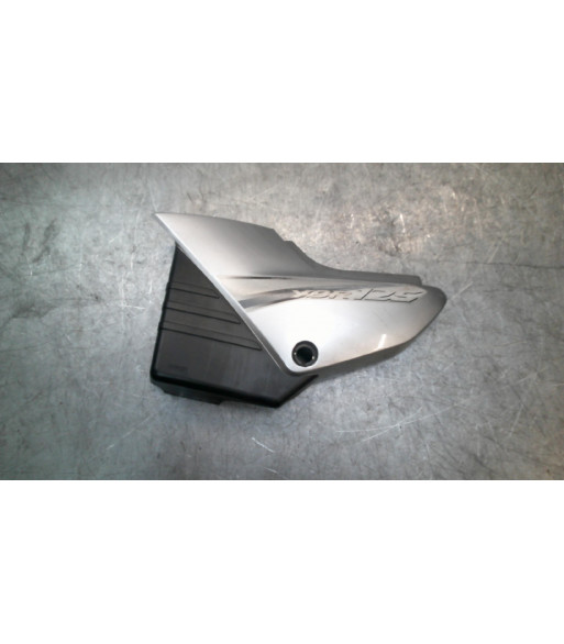 Flanc de selle Gauche YAMAHA YBR 125 - 2009