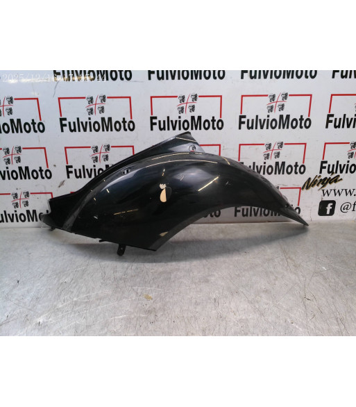 Flanc de selle Gauche SYM mio 50 - 2008 Flanc de selle Gauche SYM mio 50 - 2008