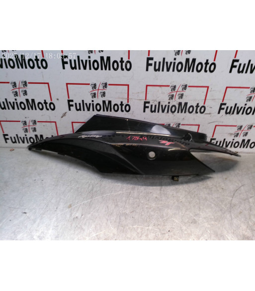 Flanc de selle Gauche KYMCO AGILITY RS 50 - 2011 Flanc de selle Gauche KYMCO AGILITY RS 50 - 2011