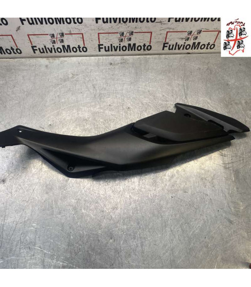 Flanc de selle Inférieur Droit YAMAHA X-MAX 125 - 2025